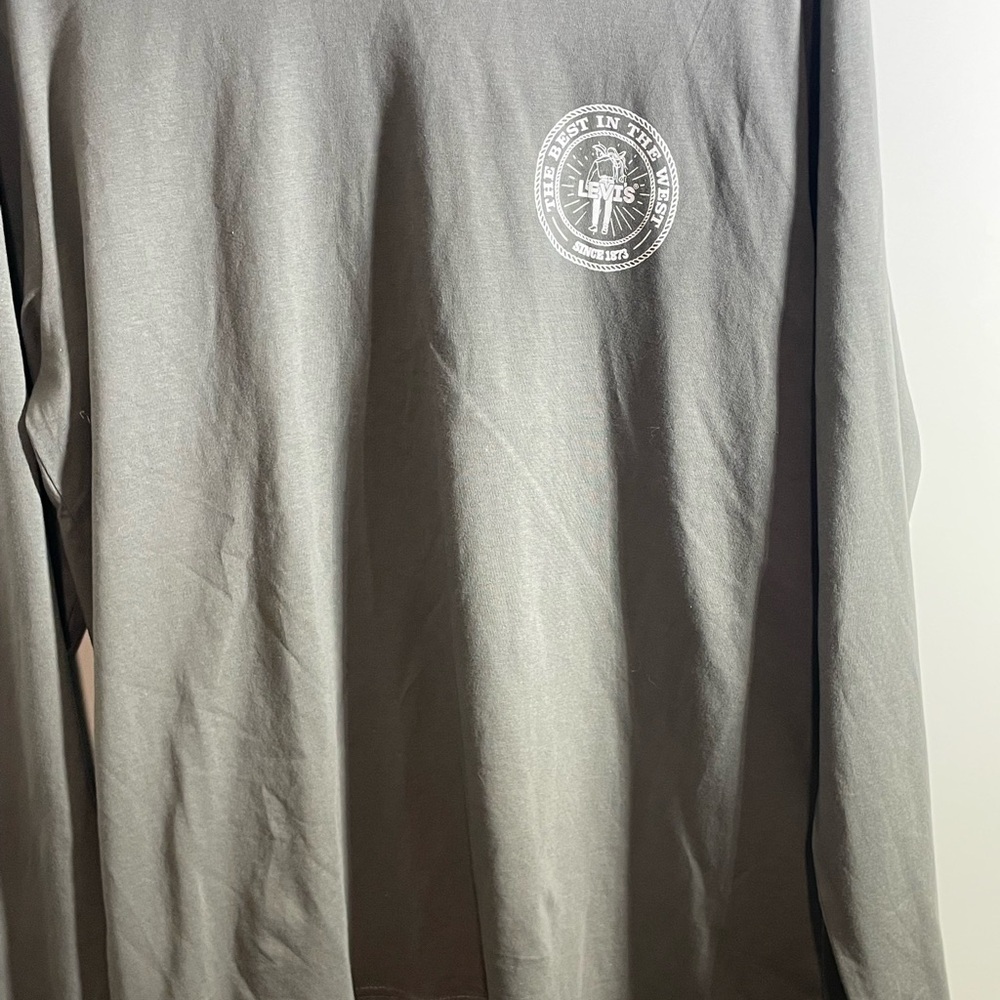 👀BUNDLE AND SAVE🥳 Levi's Charcoal Long Sleeve Men's Tee